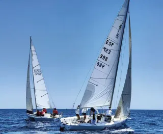 Navegación en velero de regata con 5 personas